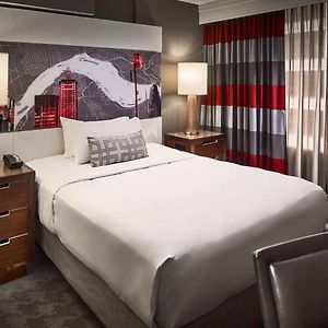 Petite Room 1 Queen Bed
